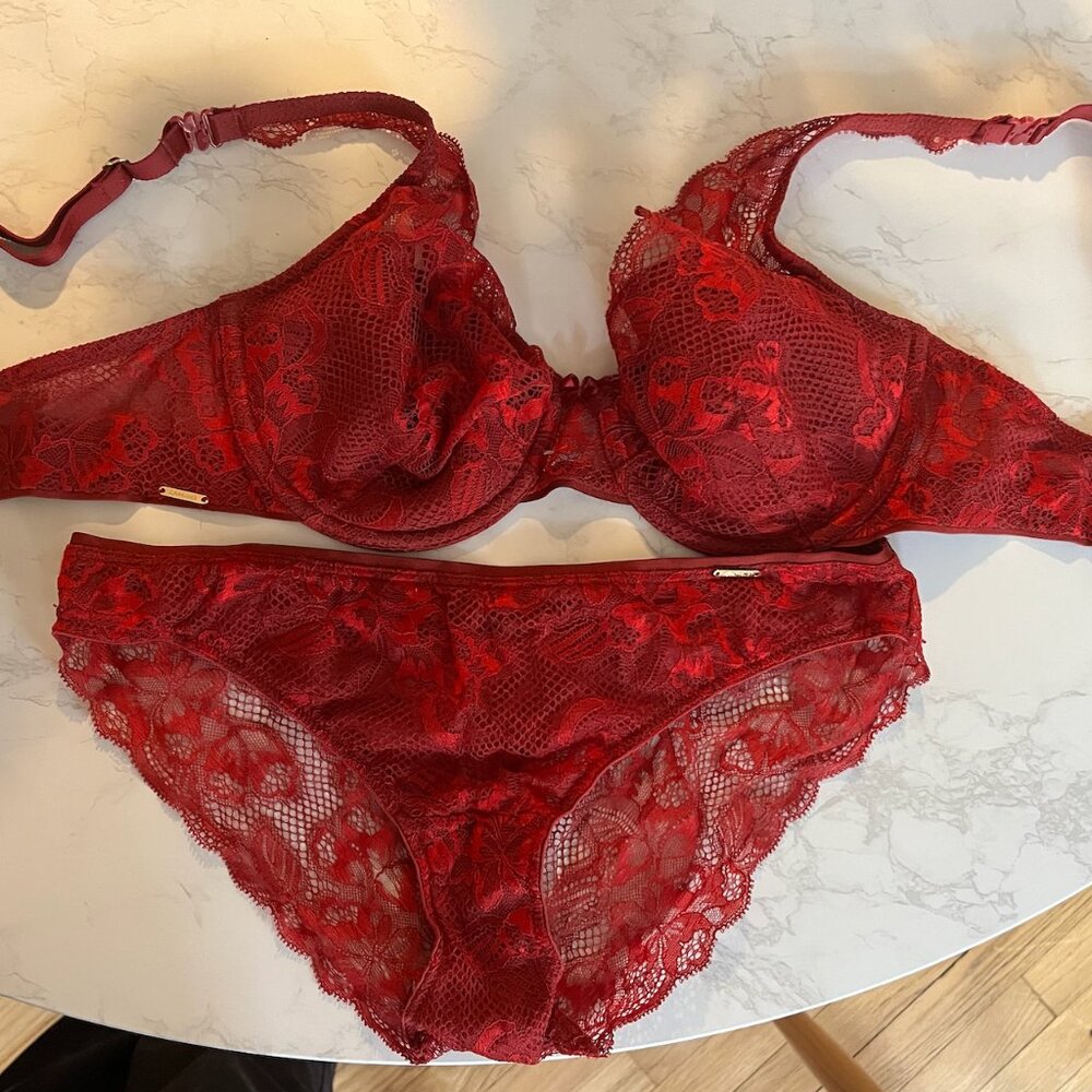 Chantelle Bra 34D  + Matching Underwear Small